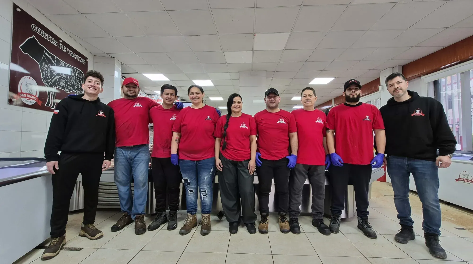 El equipo de Ganadera San Miguel dentro del local, tras el mostrador