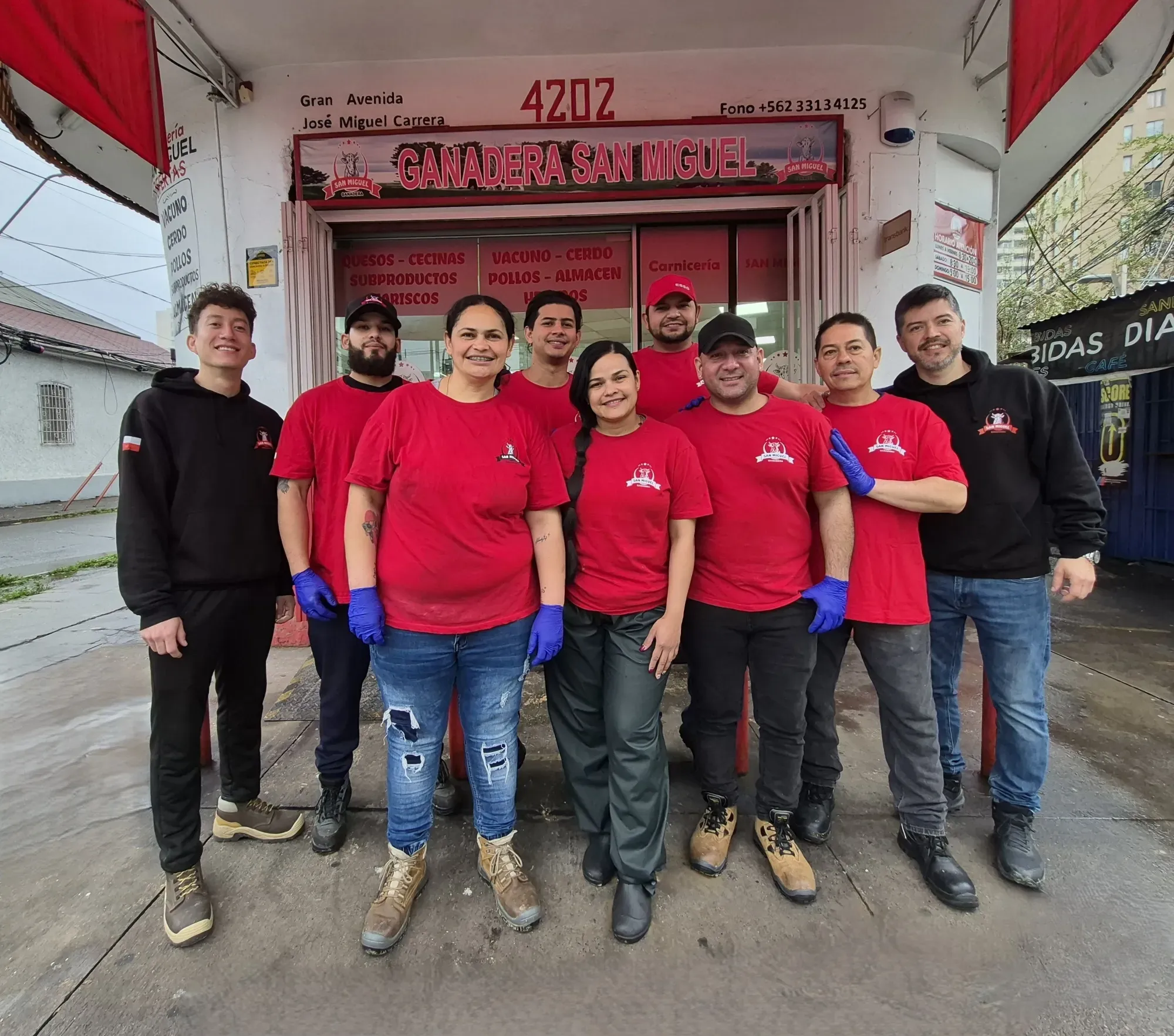 El equipo de Ganadera San Miguel frente a la fachada del local en Gran Avenida José Miguel Carrera 4202